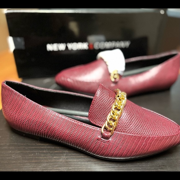 NWT | NY&Co. burgundy loafers with gold coloured chain buckle - Picture 3 of 14